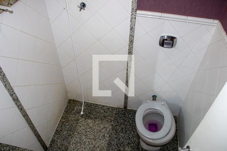Casa de condomínio à venda com 360m², 4 quartos e 3 vagas Casa de condomínio à venda com 360m², 4 quartos e 3 vagasBanheiro externo