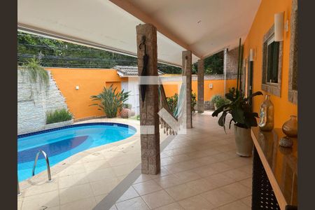 Casa de condomínio à venda com 360m², 4 quartos e 3 vagas Casa de condomínio à venda com 360m², 4 quartos e 3 vagasVaranda