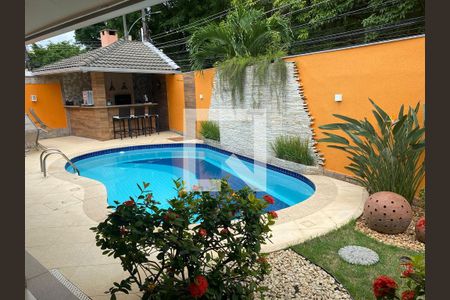 Casa de condomínio à venda com 360m², 4 quartos e 3 vagas Casa de condomínio à venda com 360m², 4 quartos e 3 vagasPiscina