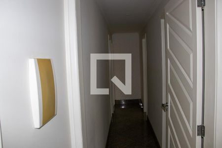 Casa de condomínio à venda com 360m², 4 quartos e 3 vagas Casa de condomínio à venda com 360m², 4 quartos e 3 vagasCorredor