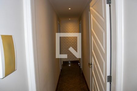 Casa de condomínio à venda com 360m², 4 quartos e 3 vagas Casa de condomínio à venda com 360m², 4 quartos e 3 vagasCorredor