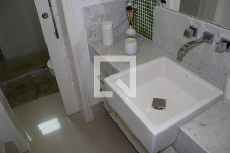 Casa de condomínio à venda com 360m², 4 quartos e 3 vagas Casa de condomínio à venda com 360m², 4 quartos e 3 vagasBanheiro