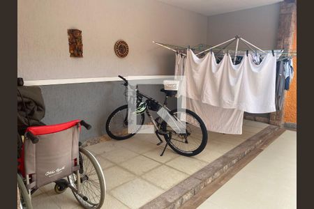 Casa de condomínio à venda com 360m², 4 quartos e 3 vagas Casa de condomínio à venda com 360m², 4 quartos e 3 vagasFundos