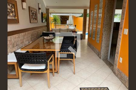 Casa de condomínio à venda com 360m², 4 quartos e 3 vagas Casa de condomínio à venda com 360m², 4 quartos e 3 vagasÁrea comum