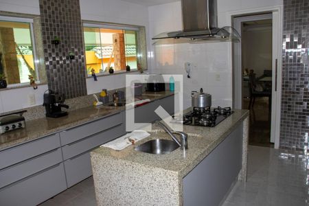 Casa de condomínio à venda com 360m², 4 quartos e 3 vagas Casa de condomínio à venda com 360m², 4 quartos e 3 vagasCozinha
