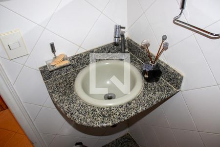 Casa de condomínio à venda com 360m², 4 quartos e 3 vagas Casa de condomínio à venda com 360m², 4 quartos e 3 vagasBanheiro externo