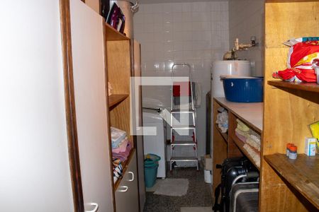 Casa de condomínio à venda com 360m², 4 quartos e 3 vagas Casa de condomínio à venda com 360m², 4 quartos e 3 vagasLavanderia