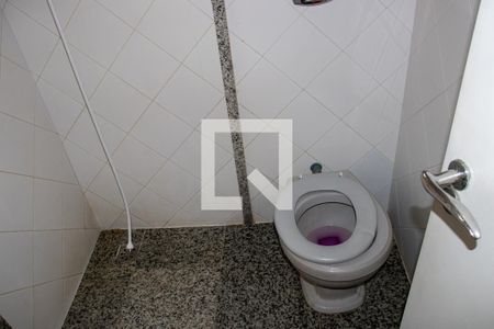 Casa de condomínio à venda com 360m², 4 quartos e 3 vagas Casa de condomínio à venda com 360m², 4 quartos e 3 vagasBanheiro externo