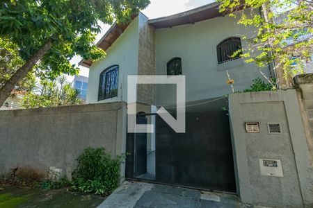 Casa à venda com 230m², 3 quartos e 4 vagas Casa à venda com 230m², 3 quartos e 4 vagasFachada