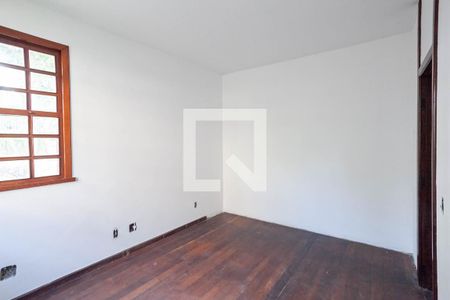 Casa à venda com 371m², 5 quartos e 8 vagas Casa à venda com 371m², 5 quartos e 8 vagasQuarto 4