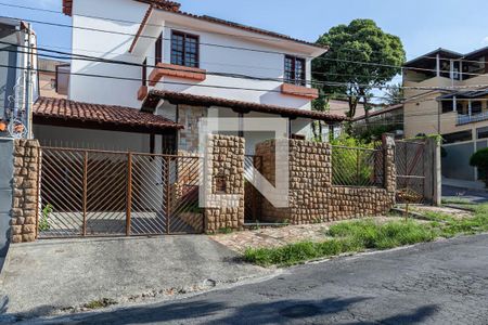 Casa à venda com 371m², 5 quartos e 8 vagas Casa à venda com 371m², 5 quartos e 8 vagasFachada