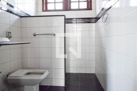 Casa à venda com 371m², 5 quartos e 8 vagas Casa à venda com 371m², 5 quartos e 8 vagasBanheiro social 2