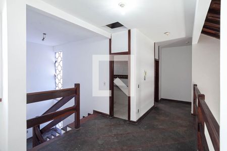 Casa à venda com 371m², 5 quartos e 8 vagas Casa à venda com 371m², 5 quartos e 8 vagasCorredor