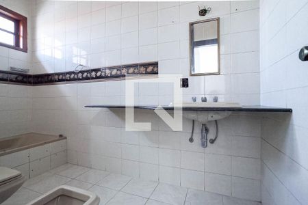 Casa à venda com 371m², 5 quartos e 8 vagas Casa à venda com 371m², 5 quartos e 8 vagasBanheiro social 1