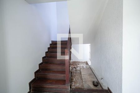 Casa à venda com 371m², 5 quartos e 8 vagas Casa à venda com 371m², 5 quartos e 8 vagasEscada