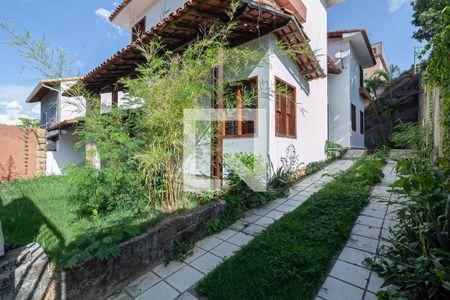 Casa à venda com 371m², 5 quartos e 8 vagas Casa à venda com 371m², 5 quartos e 8 vagasEntrada