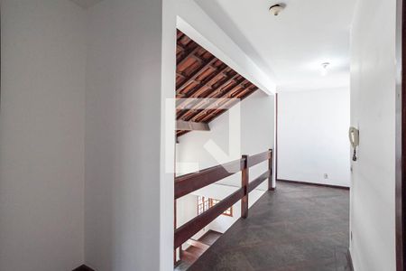 Casa à venda com 371m², 5 quartos e 8 vagas Casa à venda com 371m², 5 quartos e 8 vagasCorredor