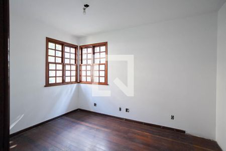 Casa à venda com 371m², 5 quartos e 8 vagas Casa à venda com 371m², 5 quartos e 8 vagasQuarto 4
