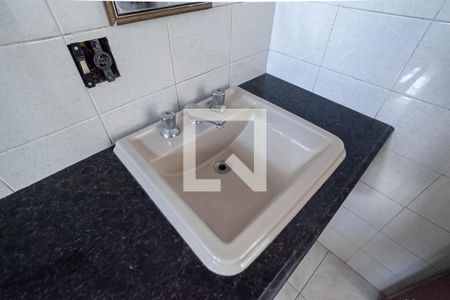 Casa à venda com 371m², 5 quartos e 8 vagas Casa à venda com 371m², 5 quartos e 8 vagasBanheiro social 1