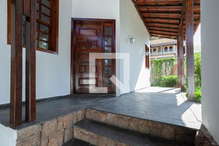 Casa à venda com 371m², 5 quartos e 8 vagas Casa à venda com 371m², 5 quartos e 8 vagasVaranda