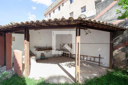 Casa à venda com 371m², 5 quartos e 8 vagas Casa à venda com 371m², 5 quartos e 8 vagasQuintal