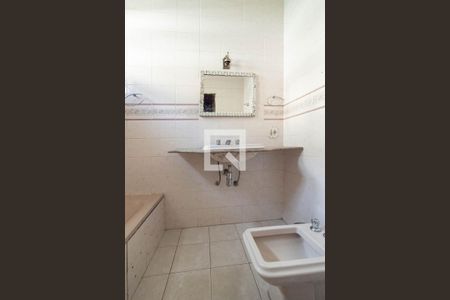 Casa à venda com 371m², 5 quartos e 8 vagas Casa à venda com 371m², 5 quartos e 8 vagasBanheiro da suíte