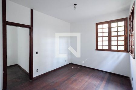 Casa à venda com 371m², 5 quartos e 8 vagas Casa à venda com 371m², 5 quartos e 8 vagasQuarto 4