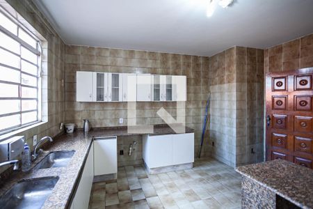 Casa à venda com 371m², 5 quartos e 8 vagas Casa à venda com 371m², 5 quartos e 8 vagasCozinha