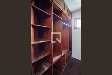 Casa à venda com 371m², 5 quartos e 8 vagas Casa à venda com 371m², 5 quartos e 8 vagasCloset da suíte