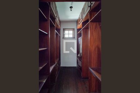 Casa à venda com 371m², 5 quartos e 8 vagas Casa à venda com 371m², 5 quartos e 8 vagasCloset da suíte