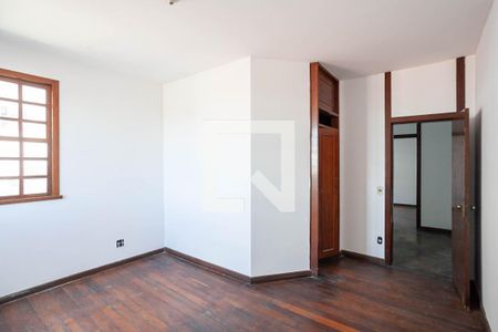 Casa à venda com 371m², 5 quartos e 8 vagas Casa à venda com 371m², 5 quartos e 8 vagasSuíte