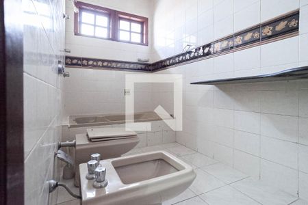 Casa à venda com 371m², 5 quartos e 8 vagas Casa à venda com 371m², 5 quartos e 8 vagasBanheiro social 1