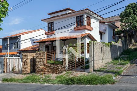 Casa à venda com 371m², 5 quartos e 8 vagas Casa à venda com 371m², 5 quartos e 8 vagasFachada