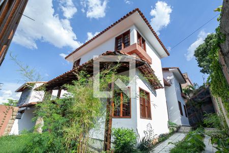 Casa à venda com 371m², 5 quartos e 8 vagas Casa à venda com 371m², 5 quartos e 8 vagasFachada