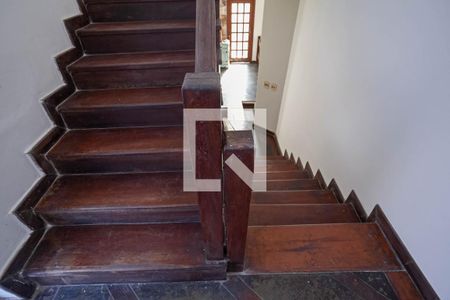 Casa à venda com 371m², 5 quartos e 8 vagas Casa à venda com 371m², 5 quartos e 8 vagasEscada