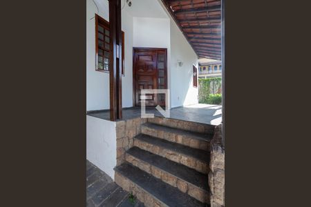 Casa à venda com 371m², 5 quartos e 8 vagas Casa à venda com 371m², 5 quartos e 8 vagasVaranda