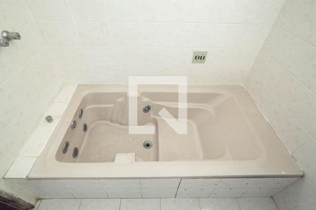 Casa à venda com 371m², 5 quartos e 8 vagas Casa à venda com 371m², 5 quartos e 8 vagasBanheiro da suíte