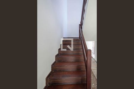 Casa à venda com 371m², 5 quartos e 8 vagas Casa à venda com 371m², 5 quartos e 8 vagasEscada