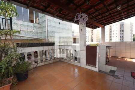 Casa à venda com 200m², 3 quartos e 1 vagaÁrea de Serviço e Churrasqueira