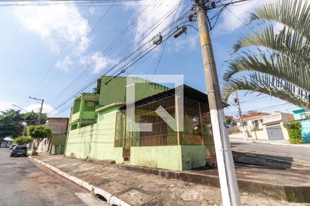 Casa à venda com 130m², 5 quartos e 1 vaga Casa à venda com 130m², 5 quartos e 1 vagaFachada