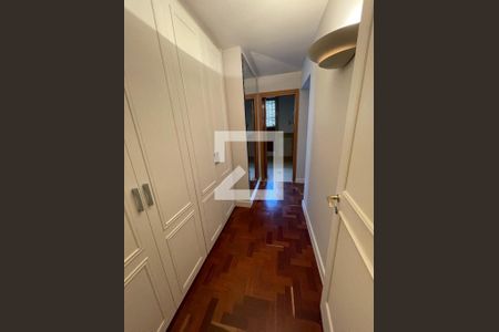 Casa à venda com 400m², 4 quartos e 5 vagas Casa à venda com 400m², 4 quartos e 5 vagasCloset da suíte master