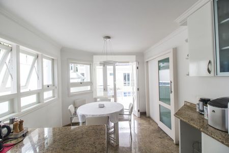 Casa de condomínio à venda com 435m², 5 quartos e 4 vagas Casa de condomínio à venda com 435m², 5 quartos e 4 vagasCozinha