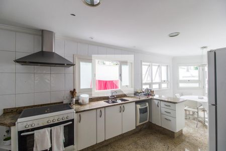 Casa de condomínio à venda com 435m², 5 quartos e 4 vagas Casa de condomínio à venda com 435m², 5 quartos e 4 vagasCozinha