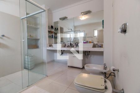 Casa de condomínio à venda com 435m², 5 quartos e 4 vagas Casa de condomínio à venda com 435m², 5 quartos e 4 vagasBanheiro da Suíte 1
