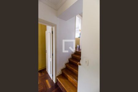Casa de condomínio à venda com 435m², 5 quartos e 4 vagas Casa de condomínio à venda com 435m², 5 quartos e 4 vagasEscada