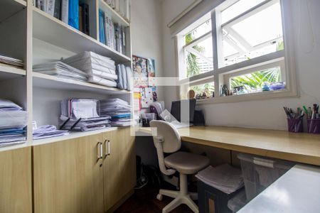 Casa de condomínio à venda com 435m², 5 quartos e 4 vagas Casa de condomínio à venda com 435m², 5 quartos e 4 vagasEscritório