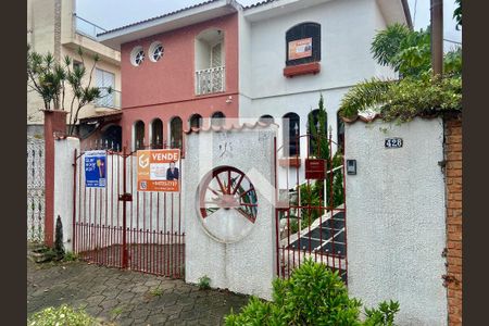 Casa à venda com 189m², 3 quartos e 4 vagas Casa à venda com 189m², 3 quartos e 4 vagasFachada
