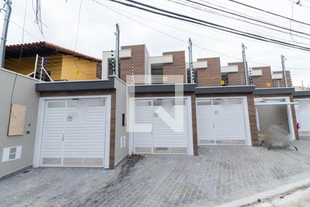 Casa à venda com 108m², 3 quartos e 2 vagas Casa à venda com 108m², 3 quartos e 2 vagasFachada