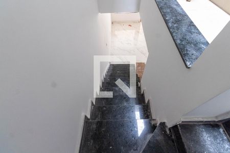 Casa à venda com 108m², 3 quartos e 2 vagas Casa à venda com 108m², 3 quartos e 2 vagasEscada