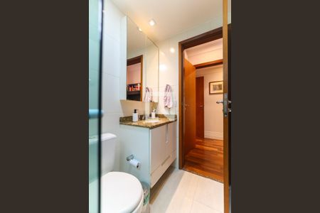 Apartamento à venda com 201m², 4 quartos e 3 vagas Apartamento à venda com 201m², 4 quartos e 3 vagasBanheiro da Suíte 1